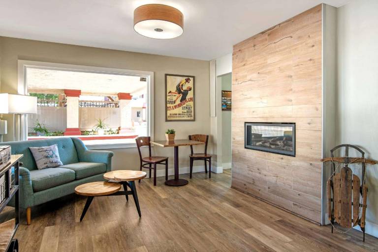 Econo Lodge Inn & Suites Durango — photo 2