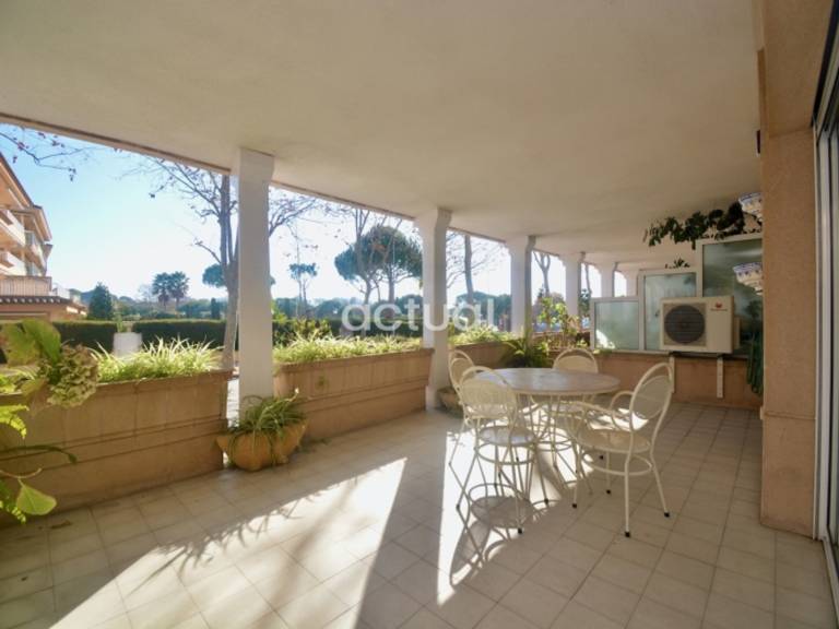 Holiday apartment with yard & pool — photo 2