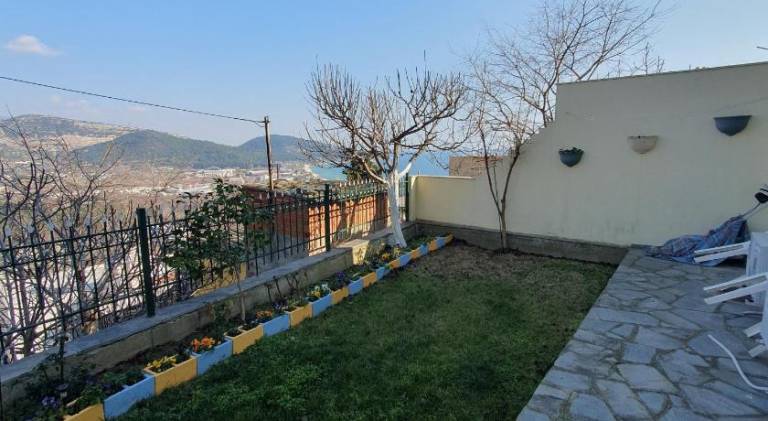 Apartment with terrace & yard in Kavala