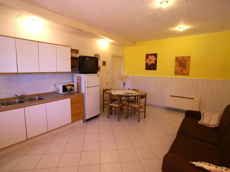 Holiday apartment with terrace, pool & yard — photo 3