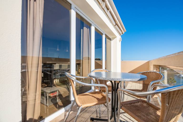Apartment with patio — photo 2