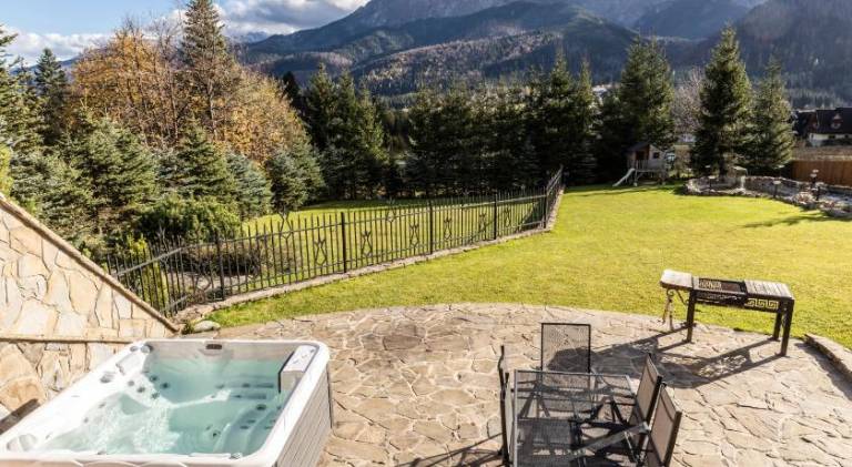 Chalet with hot tub — photo 5