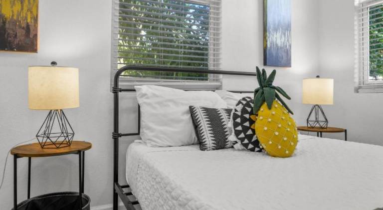 Pineapple Paradise 3 13 min to Beach Fire Pit in Sarasota, FL