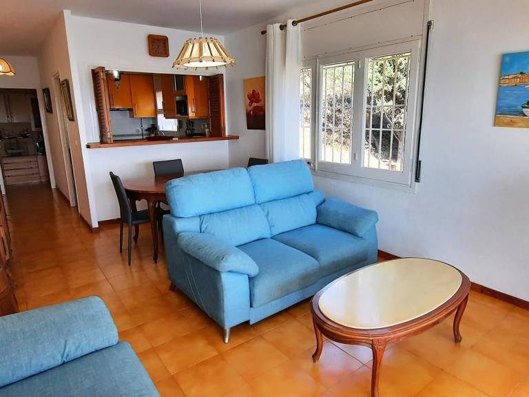 Spacious apartment in Llançà with sea view, terrace, parking, and pets allowed — photo 5