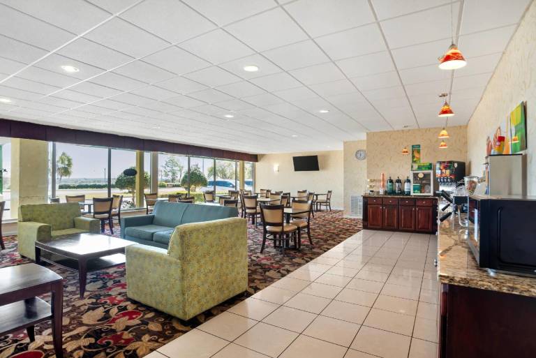 Quality Inn & Suites near Lake Eufaula — photo 3