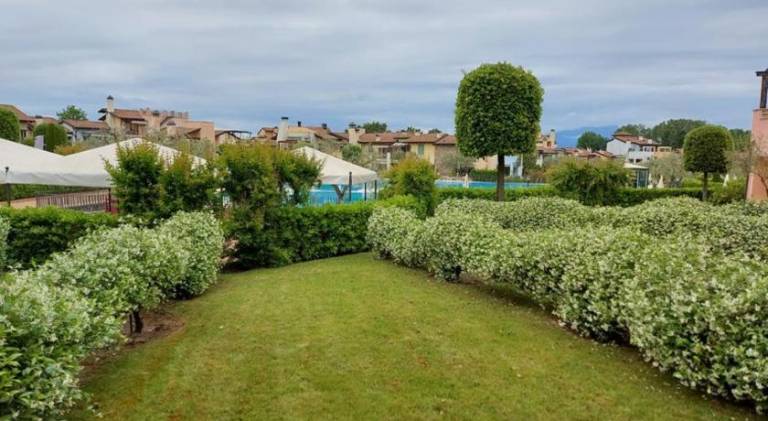 Fully equipped villa with terrace, private pool & yard | Pet-friendly in Pozzolengo