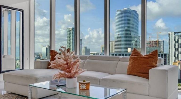 Ample apartment with pool | Close to Bayfront Park | Pet-friendly — photo 3