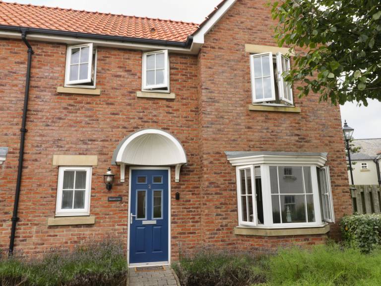 Cottage with terrace, pool & yard | Beach view in Scarborough