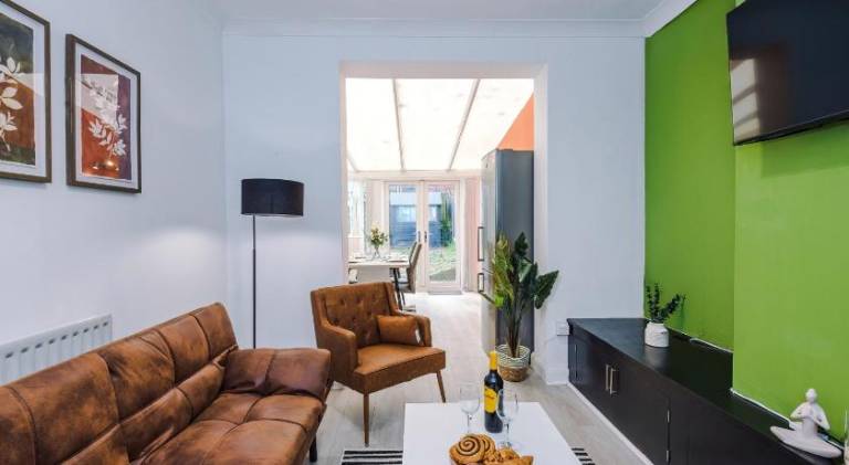 The Lyme Lounge - Elegant & Contemporary 3BR Home - Sleeps 7 with Parking & WiFi - Ideal for Busines — photo 3