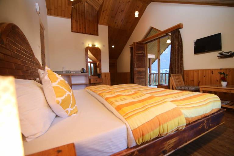 Seven Bedroom Cottage in Himalayas Balcony Cook — photo 2
