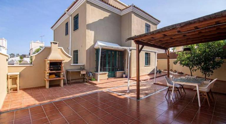 Villa with pool — photo 4
