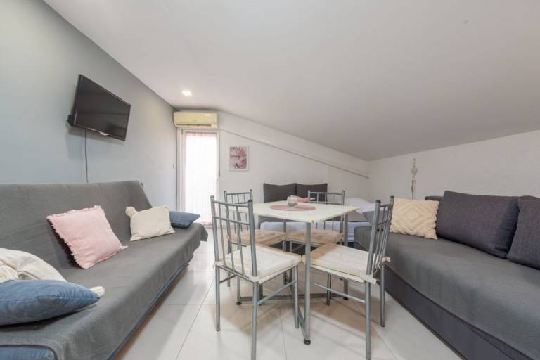 Apartment with patio, barbeque & garden | Garden view — photo 4