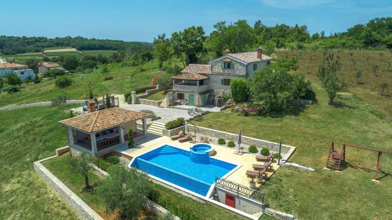 Children-friendly nice villa with private pool, jacuzzi & yard | Pets are welcome — photo 2
