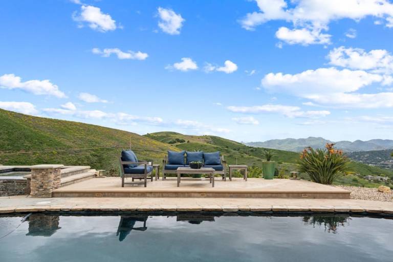 Family-friendly house with patio & private pool | Dogs allowed — photo 2