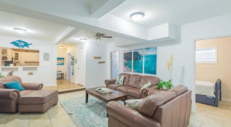 Ample house with jacuzzi | Close to the beach | Pets allowed in Pensacola, FL
