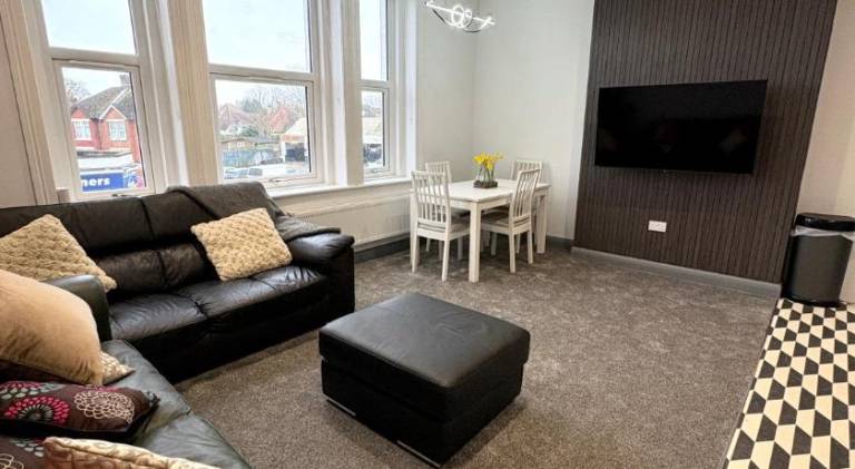 Spacious 4 Bed Retreat, 2 Bath, Sleeps 8 plus 2, Beach, Bars, Dinning, Shops, Golf, for Groups, Cont in Bournemouth
