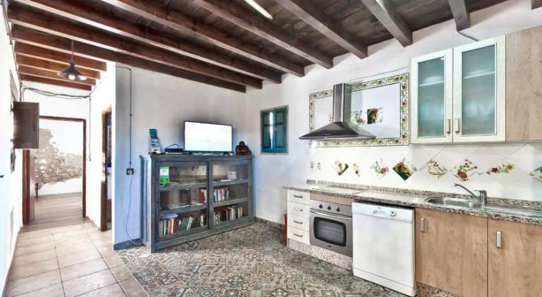 Villa with terrace, barbecue & heated pool — photo 3