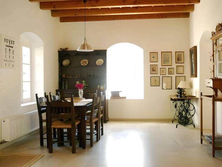 Fully equipped villa with patio & yard | Perfect for remote work | Pet-friendly — photo 2