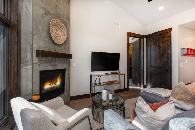 Condo with hot tub & pool | Mountain view — photo 5