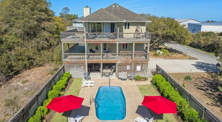House with pool — photo 5