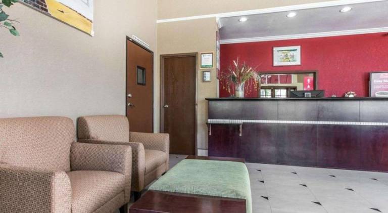 Econo Lodge Inn & Suites Fallbrook Downtown — photo 4
