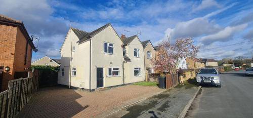 Villa  West Byfleet