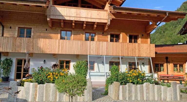Beautiful apartment with yard, terrace & grill | Pet-friendly in Rosenheim