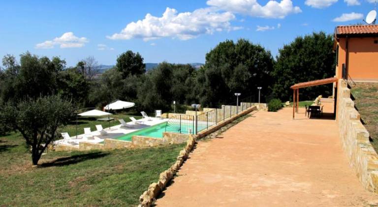 Villa with pool — photo 4