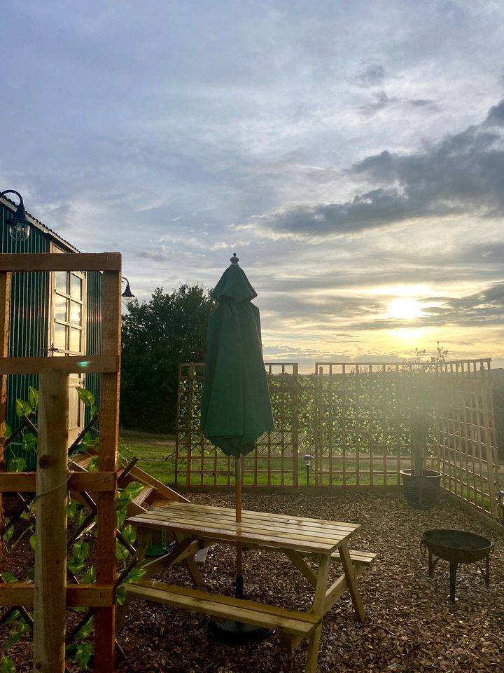 Idyllic Lakeside Shepherds Hut Haven near Rutland Water in Rutland — photo 5
