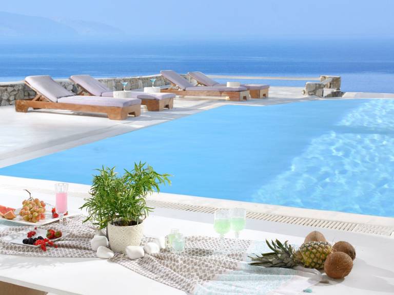 Vacation home with yard, private pool & barbecue — photo 2