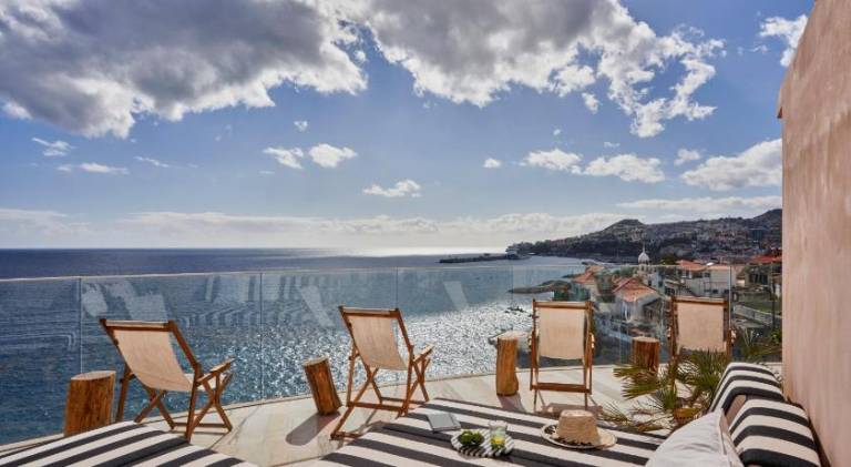 Villa with BBQ, private pool & terrace | Near Farmers Market | Suitable for remote work in Funchal