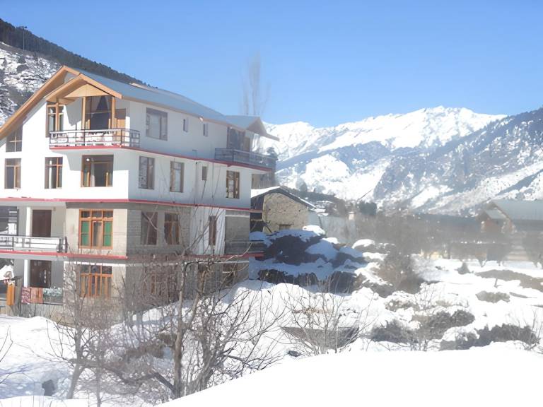 CozyNook Manali Balcony with 360 Mountain Views in Kullu