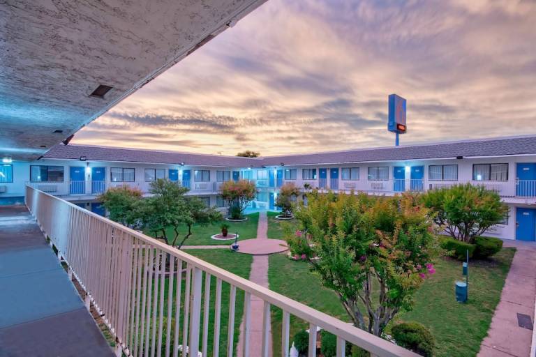 Motel  North Lamar