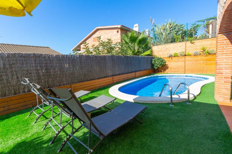 Cozy beach town villa for 8 - no car necessary! — photo 5