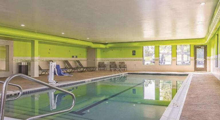 La Quinta Inn & Suites by Wyndham Cleveland Airport West — photo 4