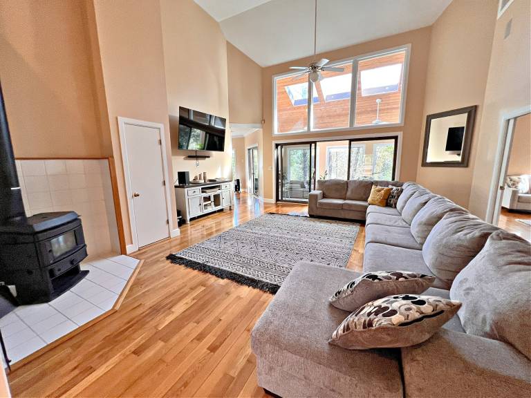 New Property Alert! Check out this MASSIVE Luxury House. Pet Friendly! — photo 4