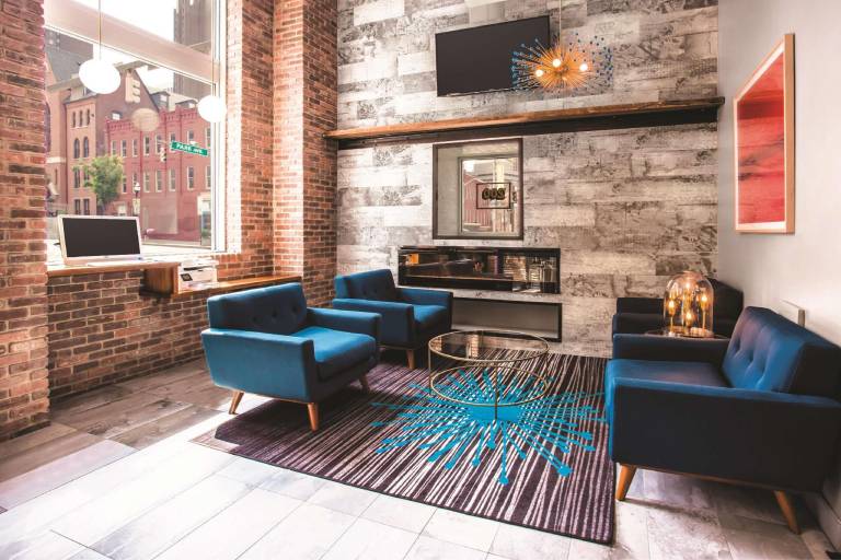 La Quinta Inn & Suites by Wyndham Inner Harbor Downtown — photo 2