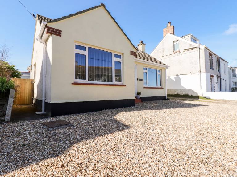 Cottage with yard | Beach view — photo 2