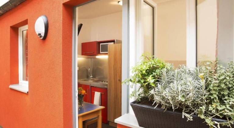 Serviced apartment with patio — photo 5