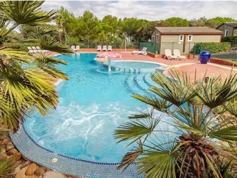 Air-conditioned chalet for 6, quiet with pool and parking in Agde