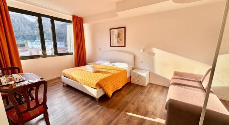 Holiday apartment with terrace, pool & garden | Near Como Cathedral | Pet-friendly — photo 2
