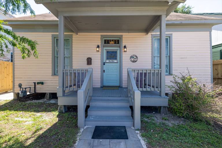 Sells House in Galveston, TX