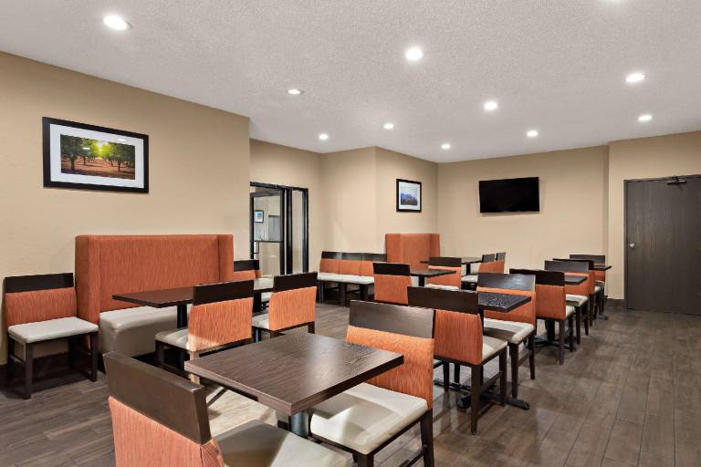 Comfort Suites University — photo 5