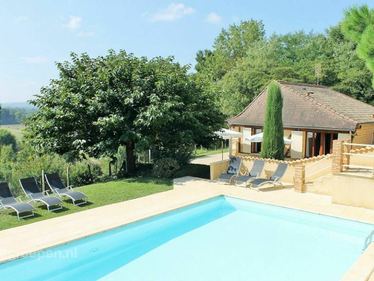 House with yard, private pool & patio in Bergerac
