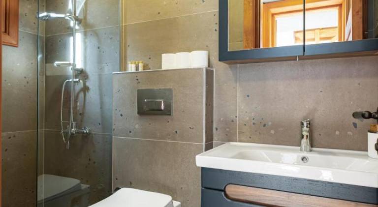 Apartment with yard & patio | Next to Hadrian's Gate | Pets allowed — photo 2