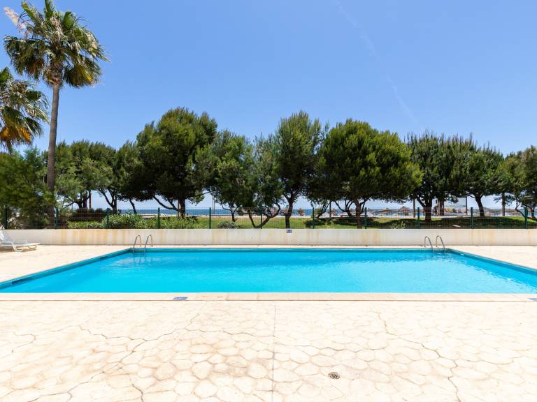 2-Bedroom Beachfront Apartment, Quarteira — photo 3