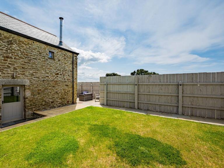 Cottage with jacuzzi & yard — photo 3