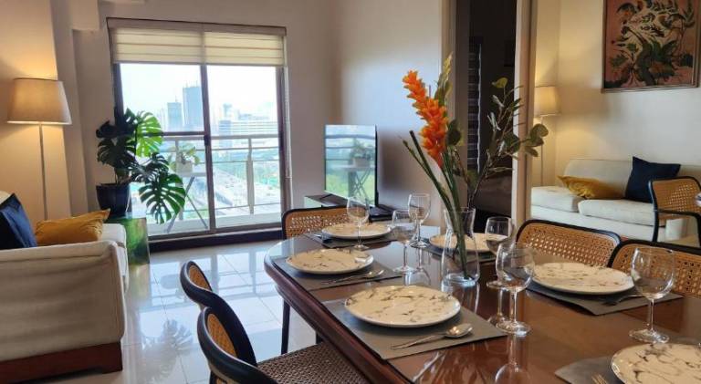 Casa Antonio at Fairway Terraces Family Penthouse 2BR Wi-Fi Nr Golf, Airport, Fort BGC in Pasay