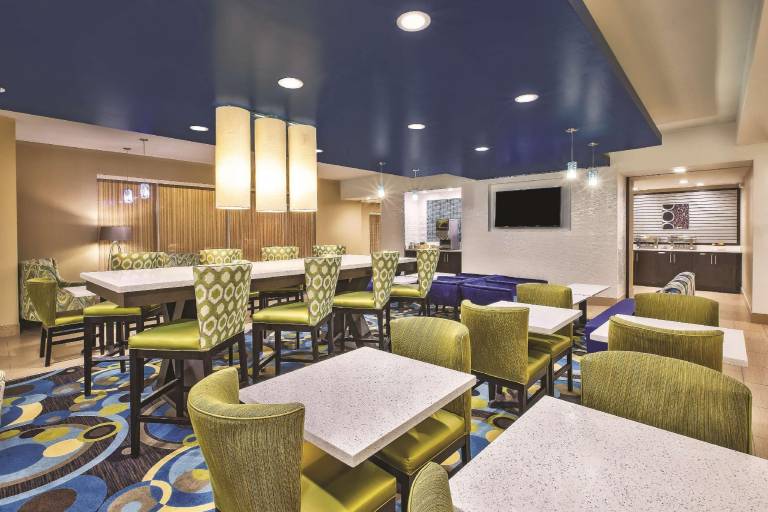 La Quinta Inn & Suites by Wyndham Niagara Falls — photo 5