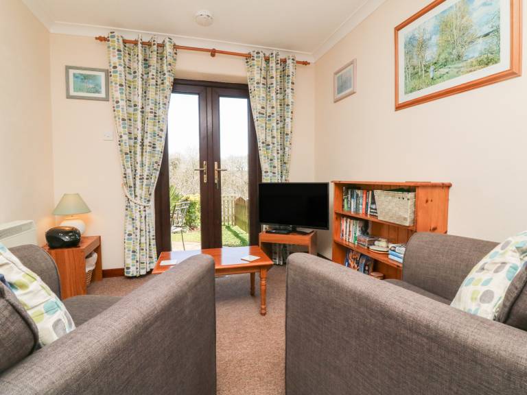Fully equipped charming cottage with terrace, pool & yard | Pets are welcome — photo 2
